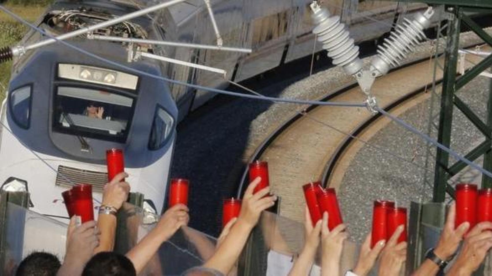 Las velas en recuerdo de los fallecidos en la tragedia.