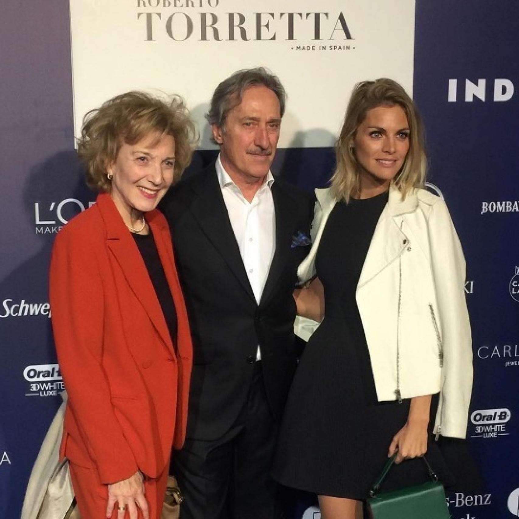 El diseñador sabe cuidar muy bien de sus clientas.