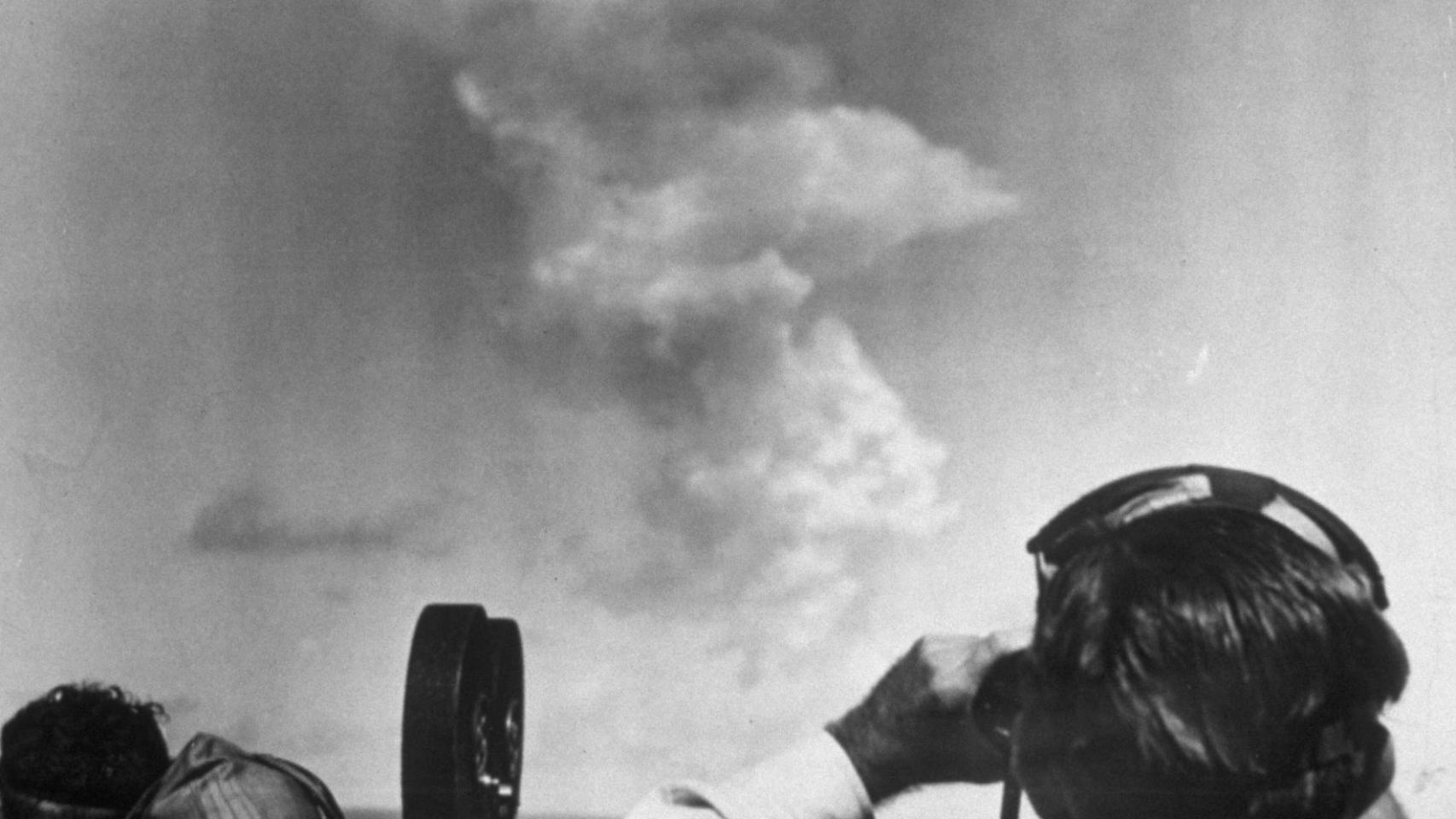 Oficiales de EEUU ven una explosión.