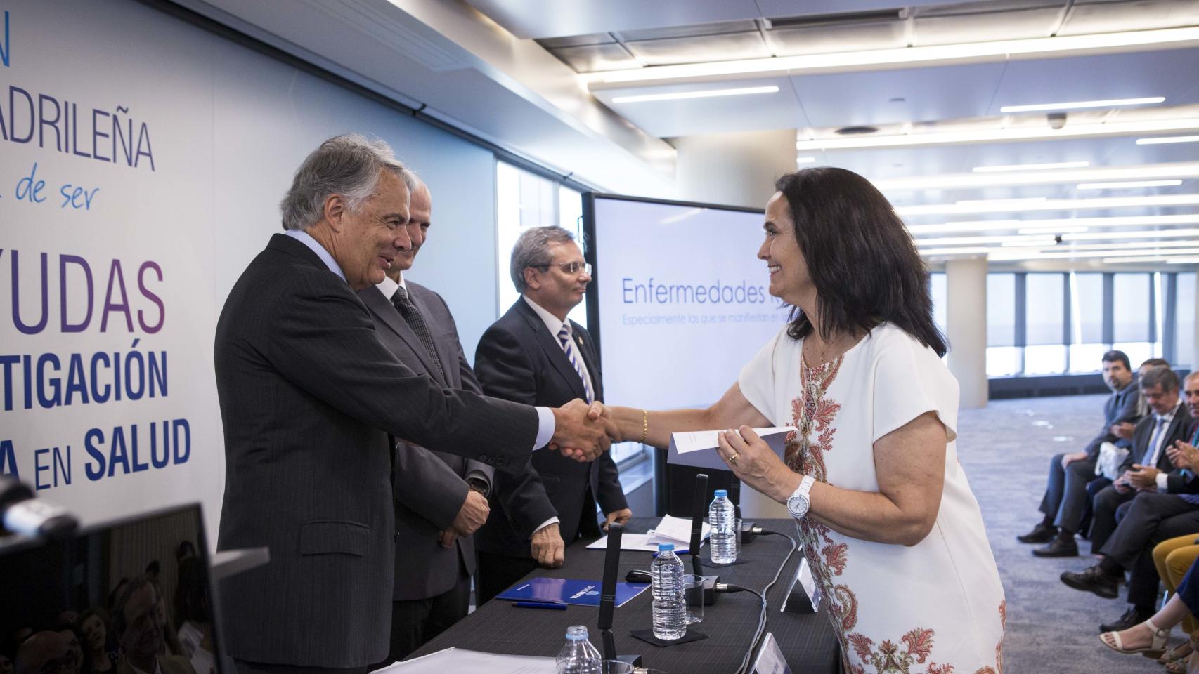María José Morán recoge la ayuda.