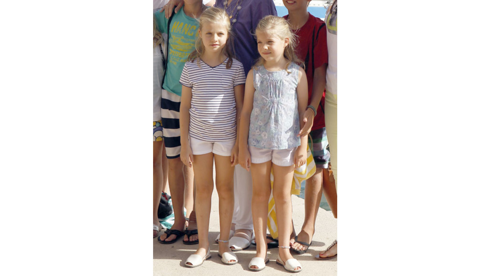 Las infantas Leonor y Sofía con unas abarcas blancas.