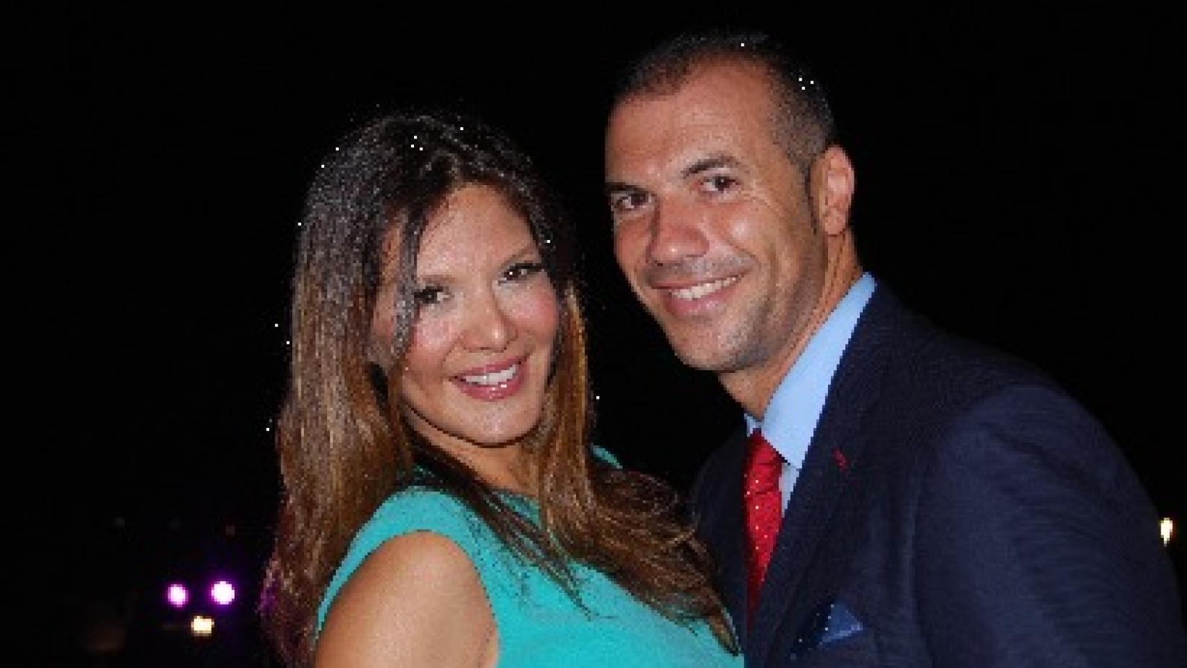 Ivonne Reyes de fiesta con un amigo.