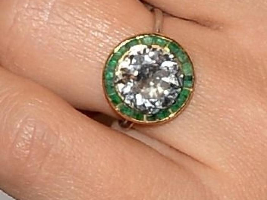 Es un diseño vintage con diamante circular