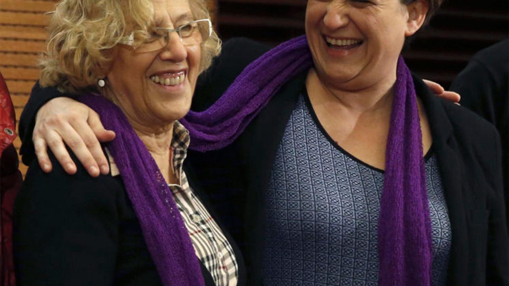 Manuela Carmena y Ada Colau, en un acto contra la violencia machista en Barcelona, en noviembre de 2015.