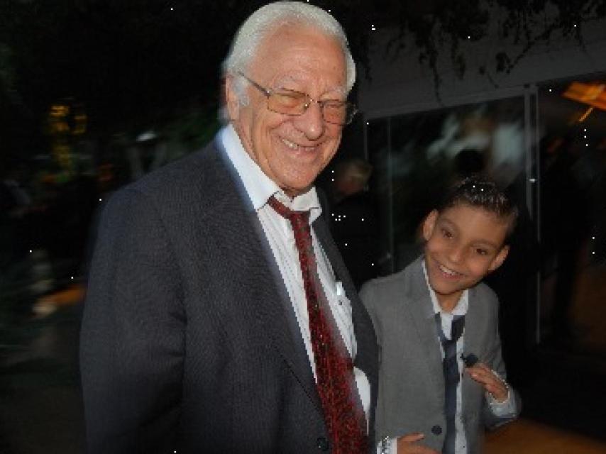 Junto al padre Ángel