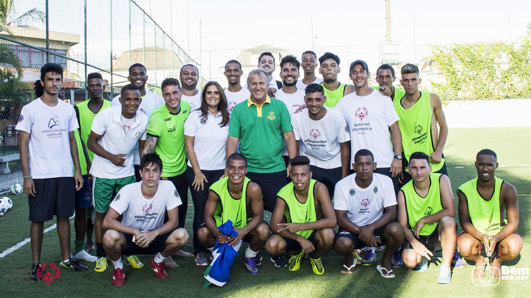 Zico y Ana Paula Mendonça junto a participantes.