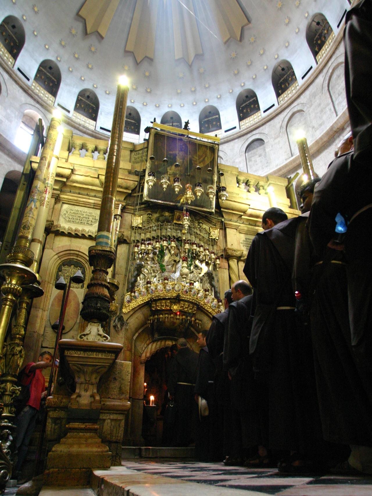 Entrada al edículo (sepulcro) dentro de la Basílica del Santo Sepulcro en Jerusalén.