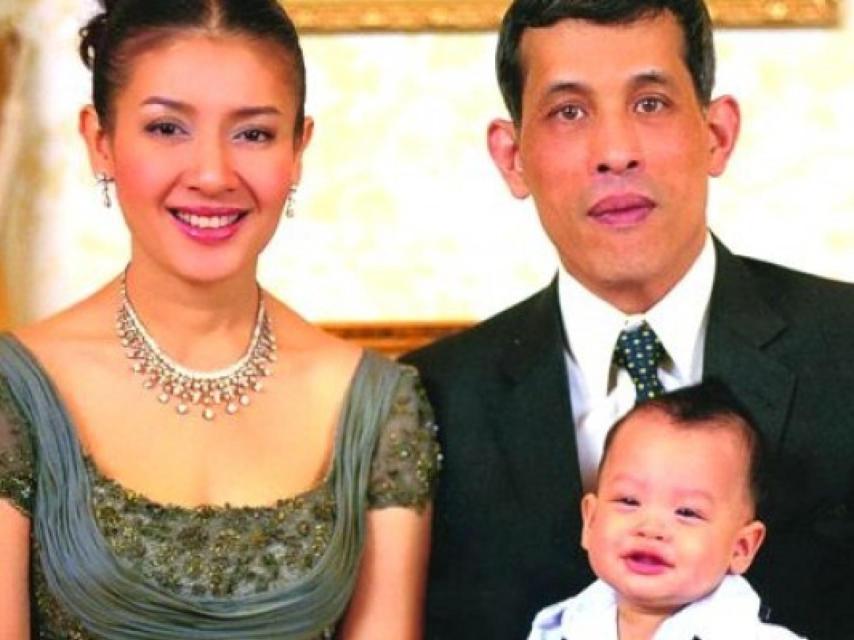 Maha Vajiralongkorn y Srirasmi con su hijo