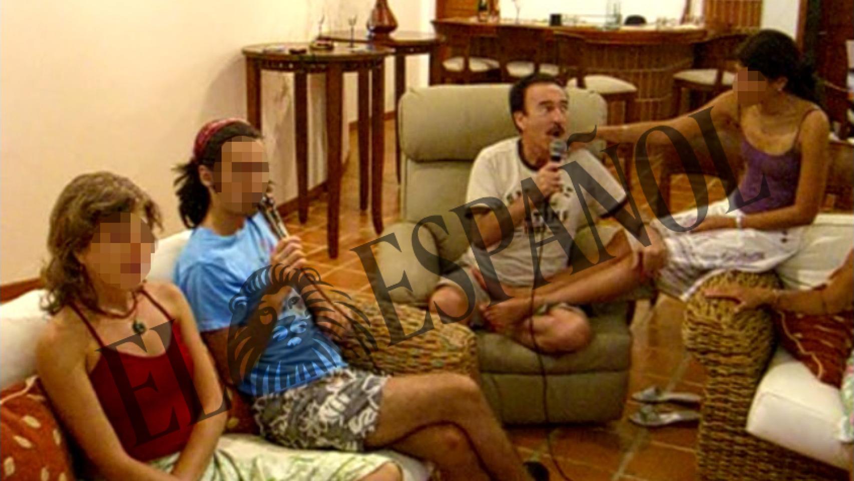 Llorca mira a su mujer mientras disfruta del karaoke, una de sus aficiones.