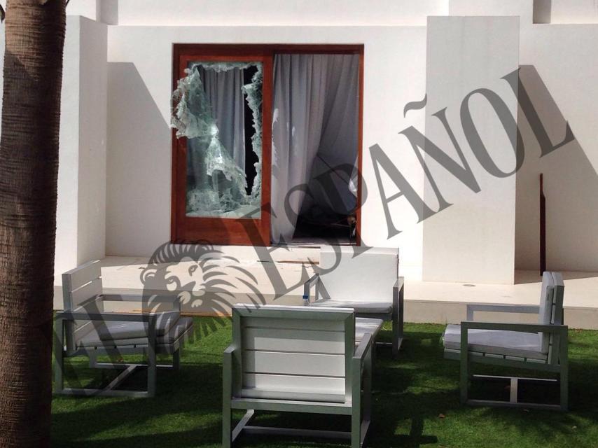 Así quedaron los cristales de seguridad de la mansión tras el asalto policial.