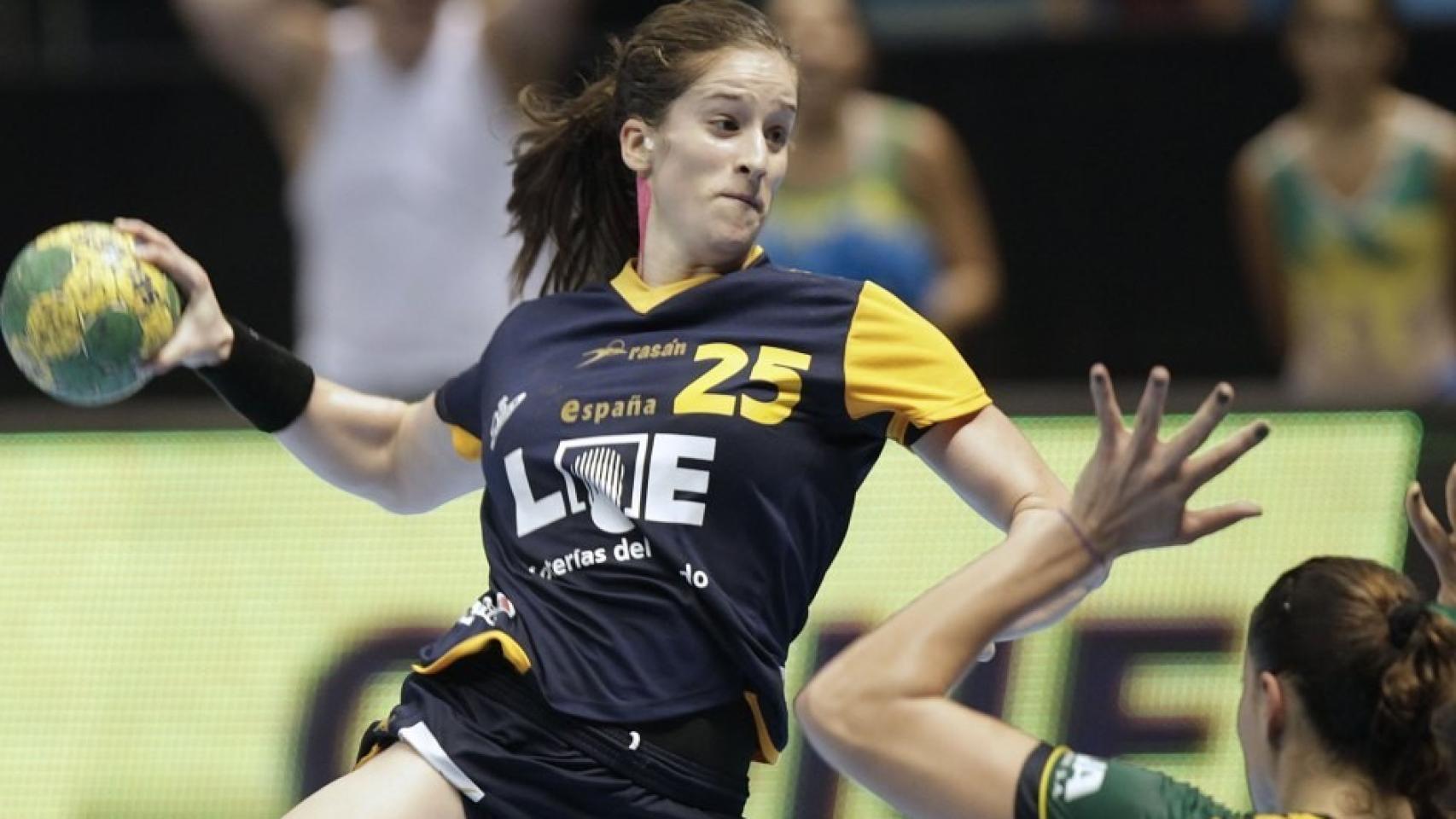 Nerea Pena lanza a puerta.