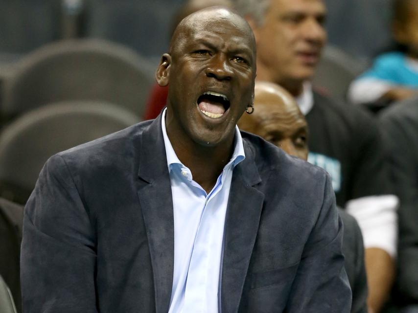 Jordan protesta en un encuentro de los Charlotte Hornets.