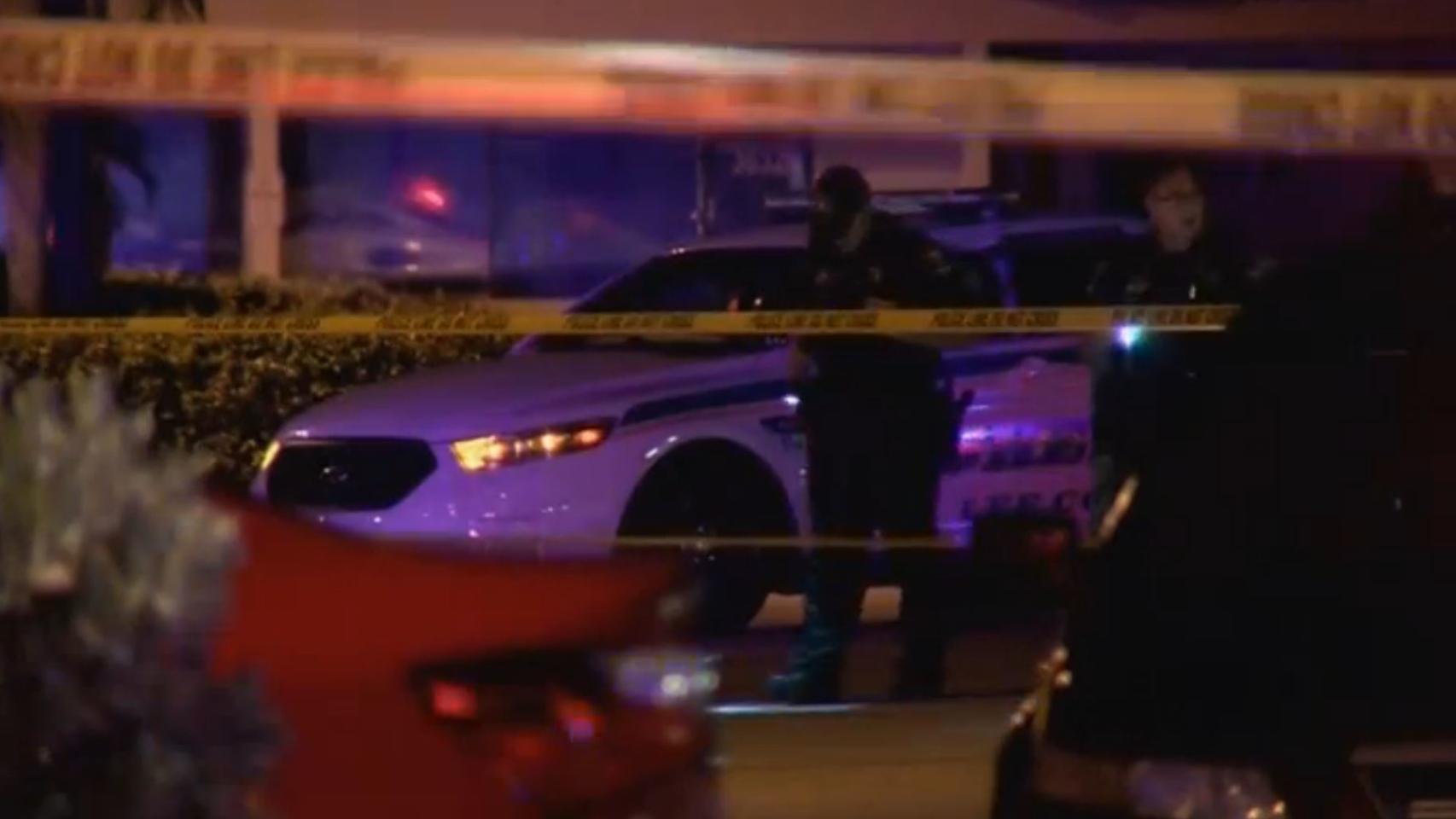 La Policía investiga en el aparcamiento del Blu Club de Fort Myers, en Florida.