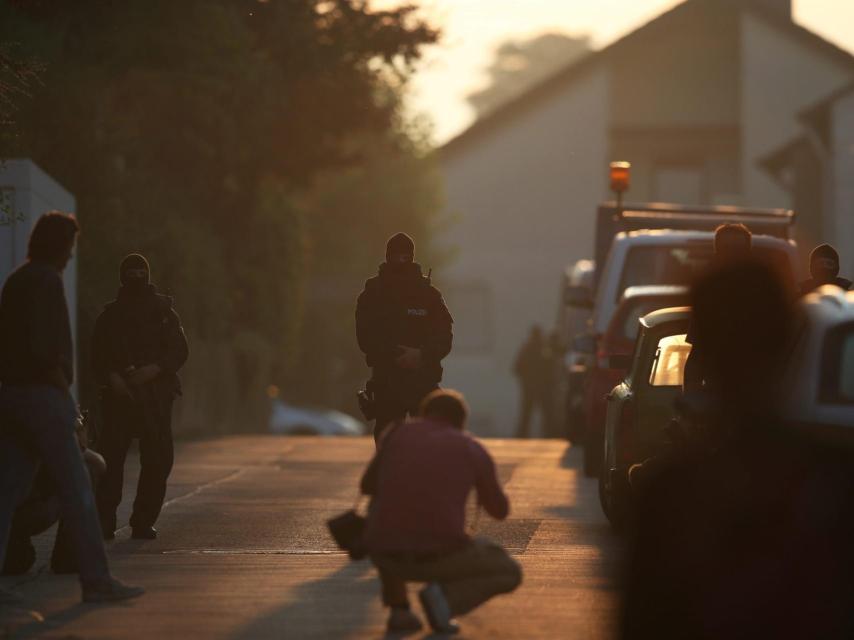 Los investigadores examinan el lugar próximo a la explosión en la mañana de este lunes.