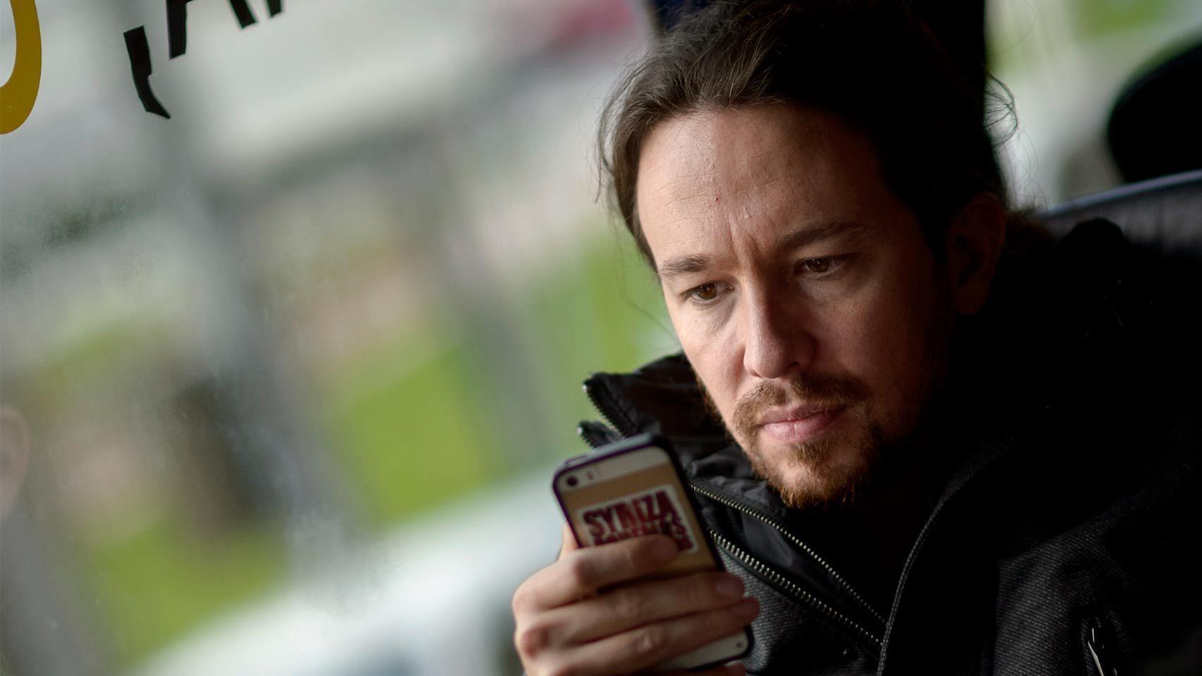 Pablo Iglesias, líder de Podemos, consultando su móvil.