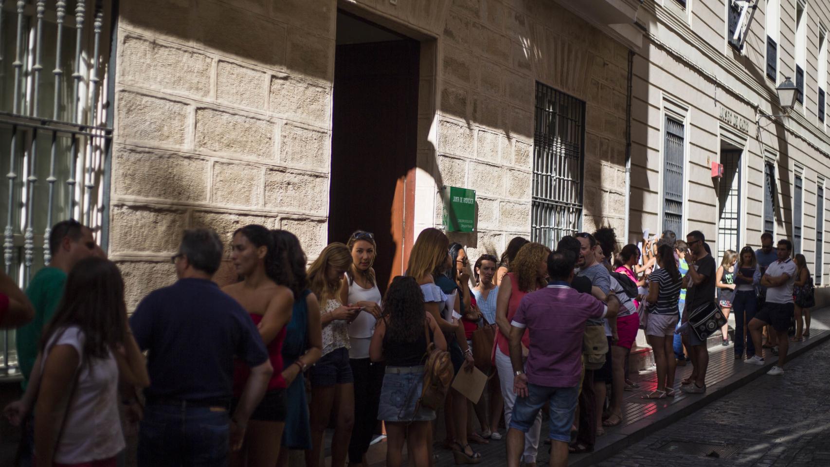 Colas de interinos en la Delegación de Educación de Cádiz para presentar alegaciones.