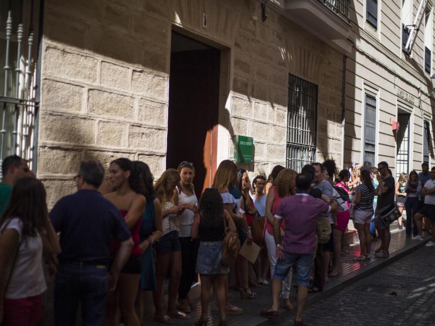 Colas de interinos en la Delegación de Educación de Cádiz para presentar alegaciones ante los nuevos destinos