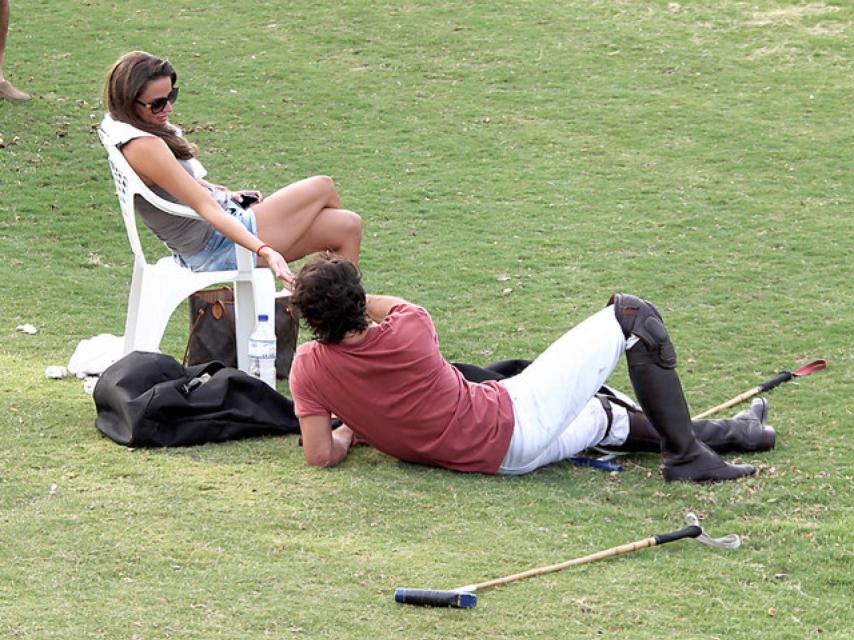 Jessica Bueno y el jinete en la hípica