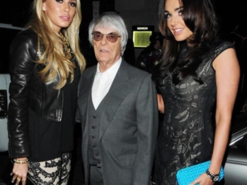 Las dos hijas de Ecclestone, Tamara y Petra, junto a su padre.