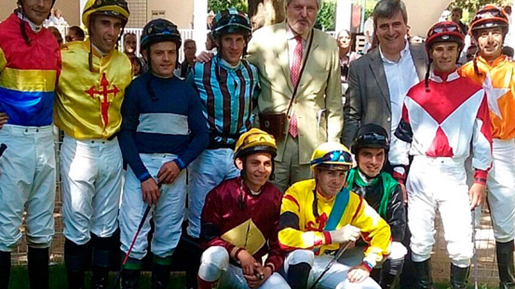 Méndez de Vigo posa con jinetes tras una carrera en el hipódromo de la Zarzuela.