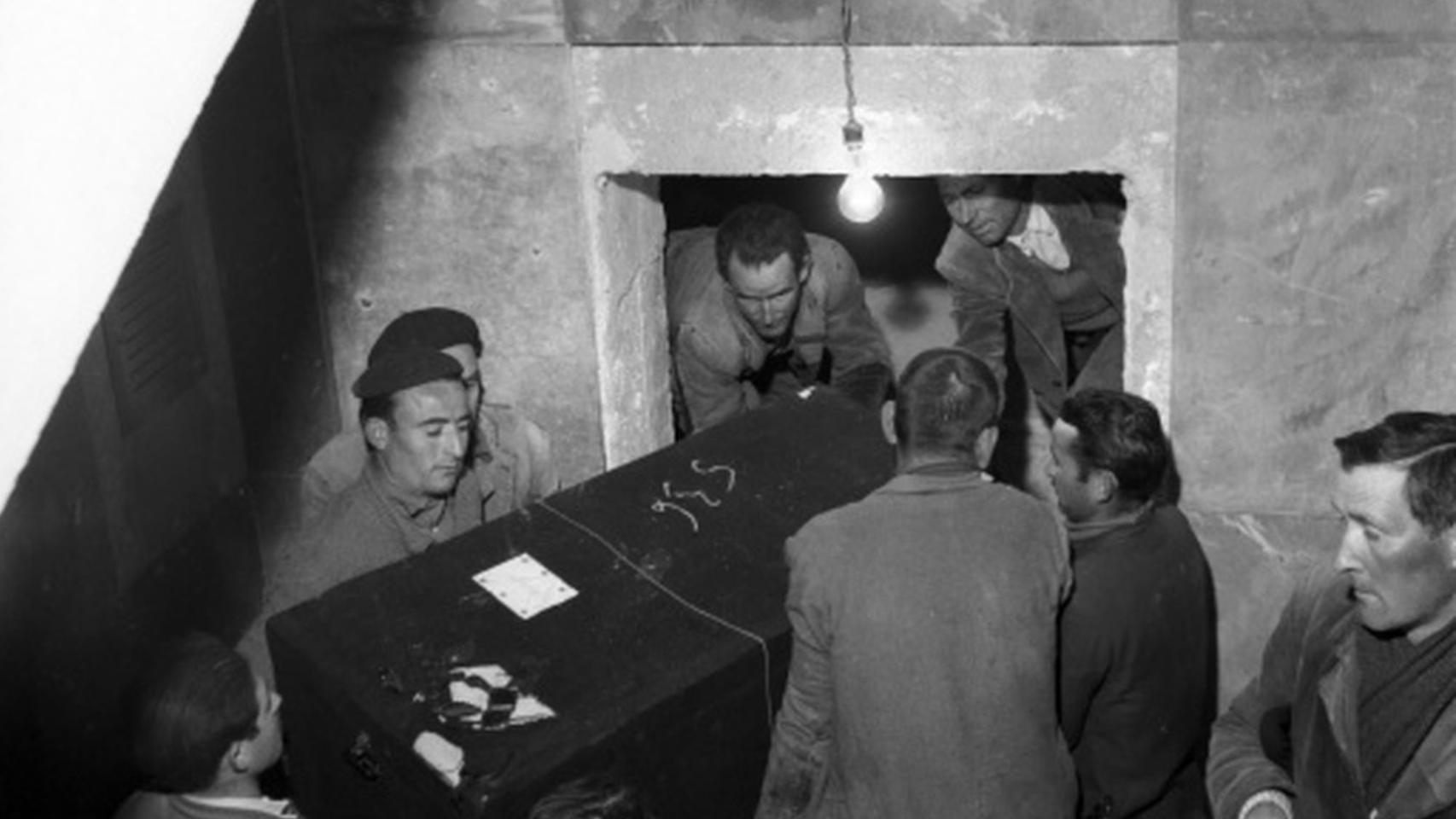 Una foto de archivo durante los ingresos de los columbarios en una cripta del Valle.