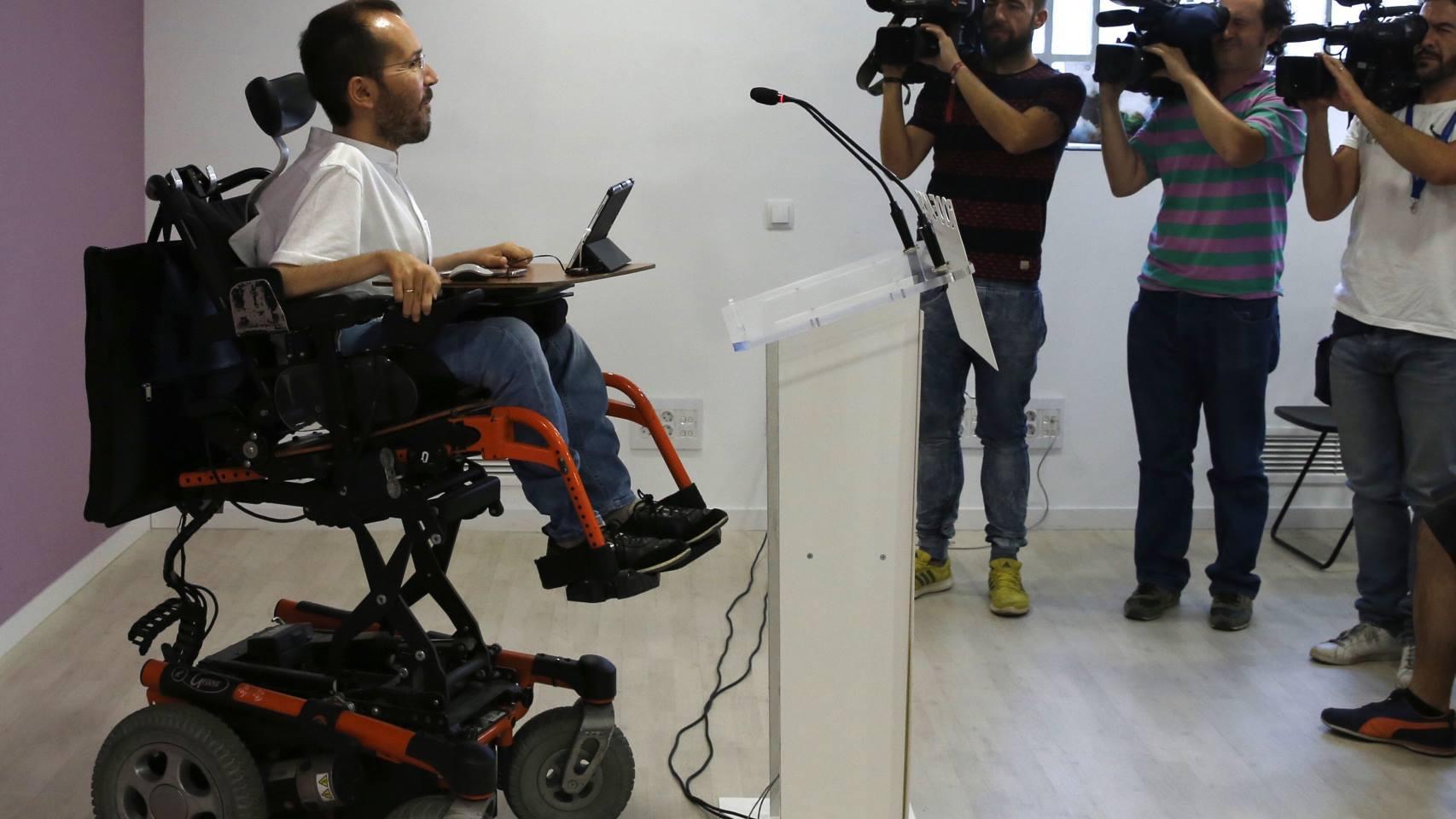 Pablo Echenique  informa de las  primarias en Podem Catalunya.