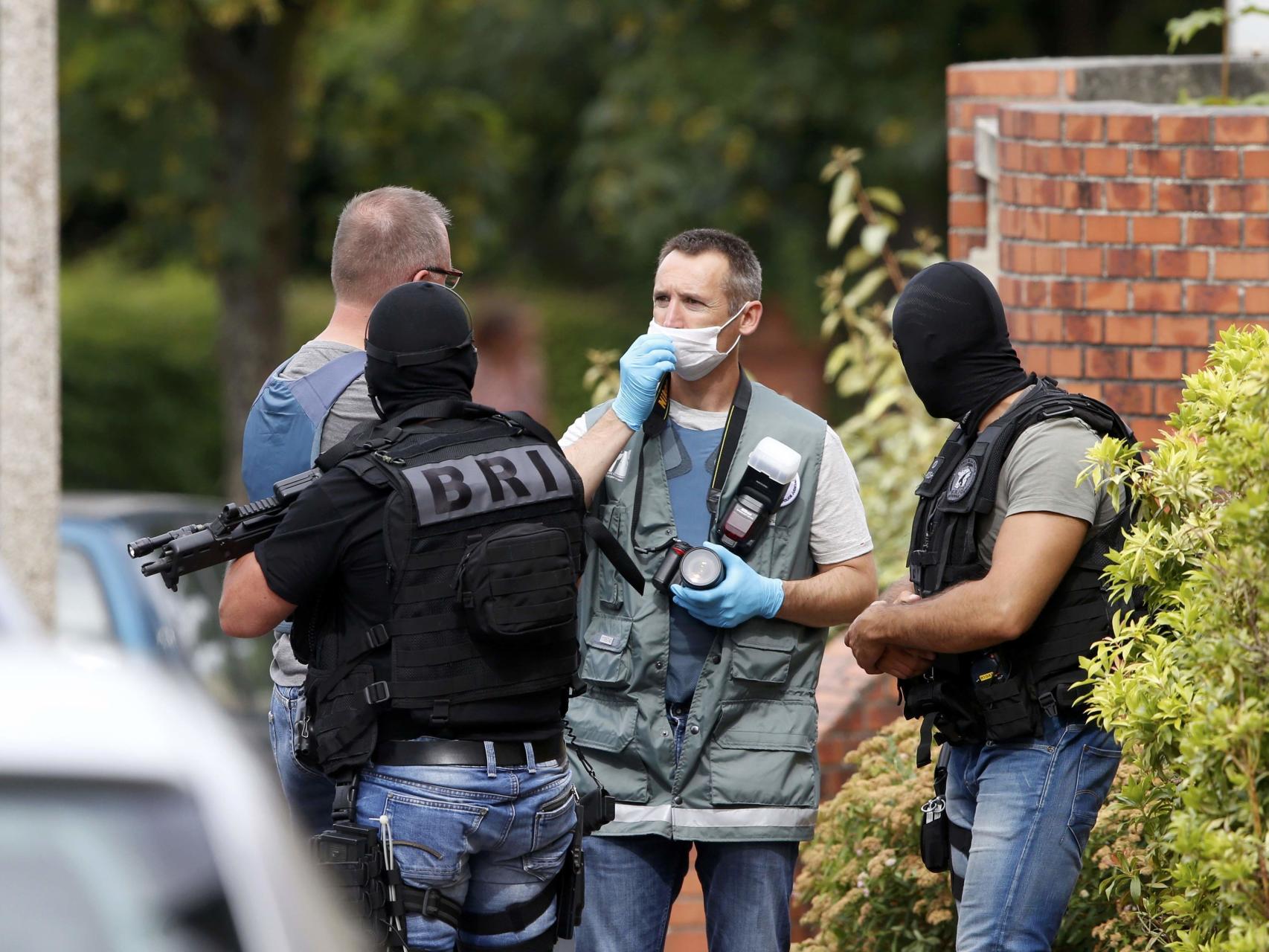 Fuerzas especiales y policía científica, cerca de la iglesia atacada.