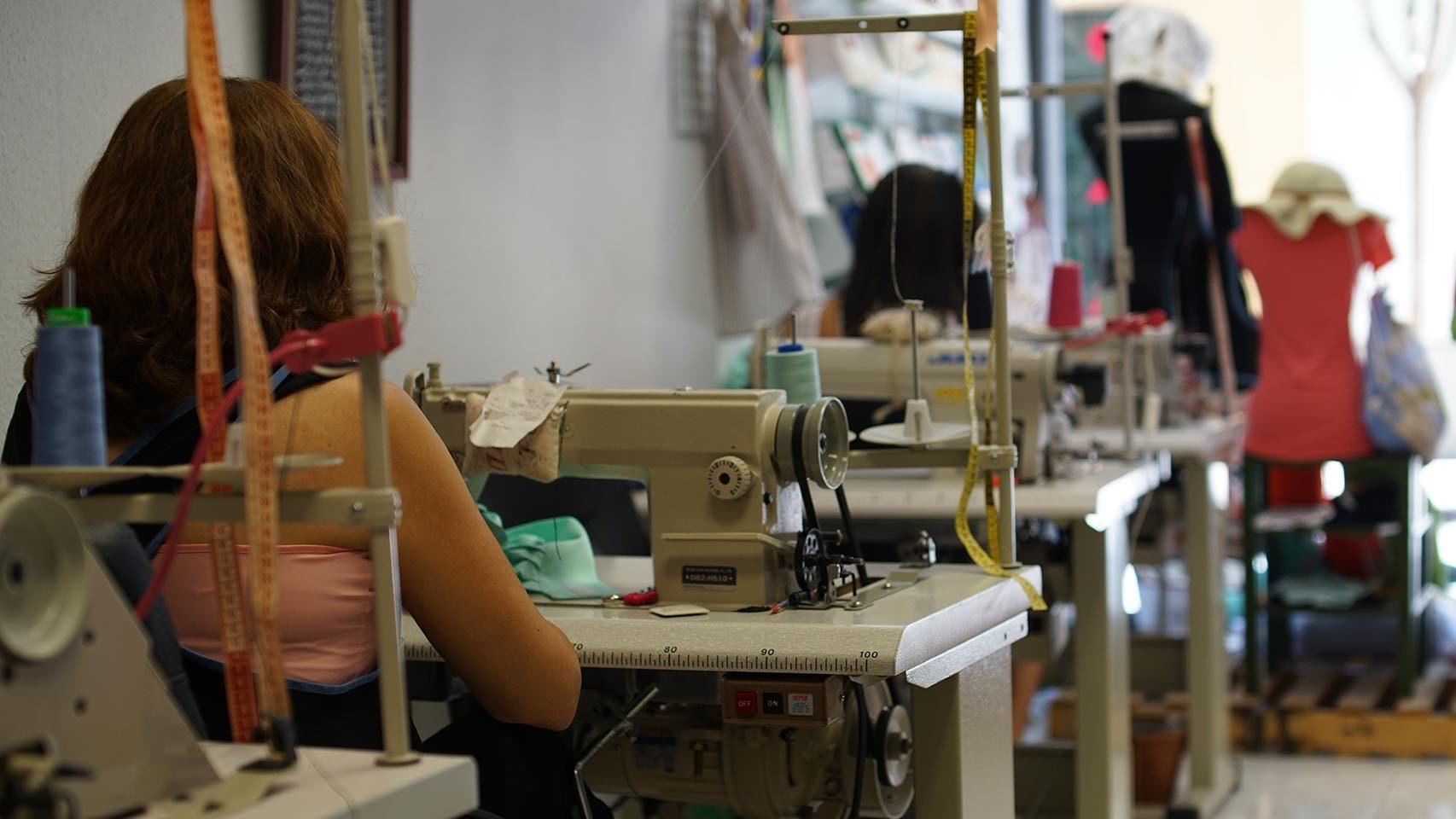 Taller de costura de Apram donde trabajan víctimas de la trata de seres humanos