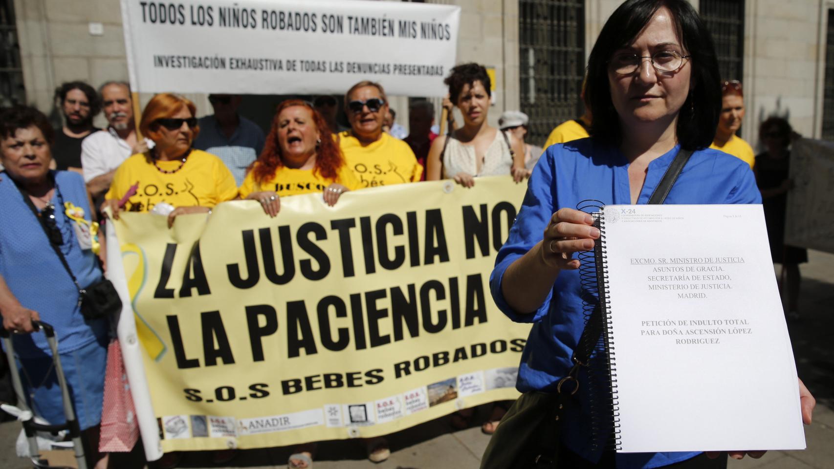 La vicepresidenta de la Coordinadora x24, Soledad Luque, con la petición de indulto.