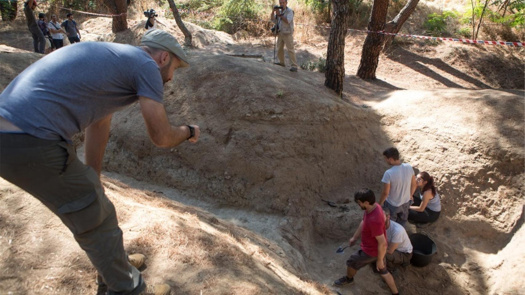 El director Alfredo González y sus compañeros, en la trinchera de Ciudad Universitaria.
