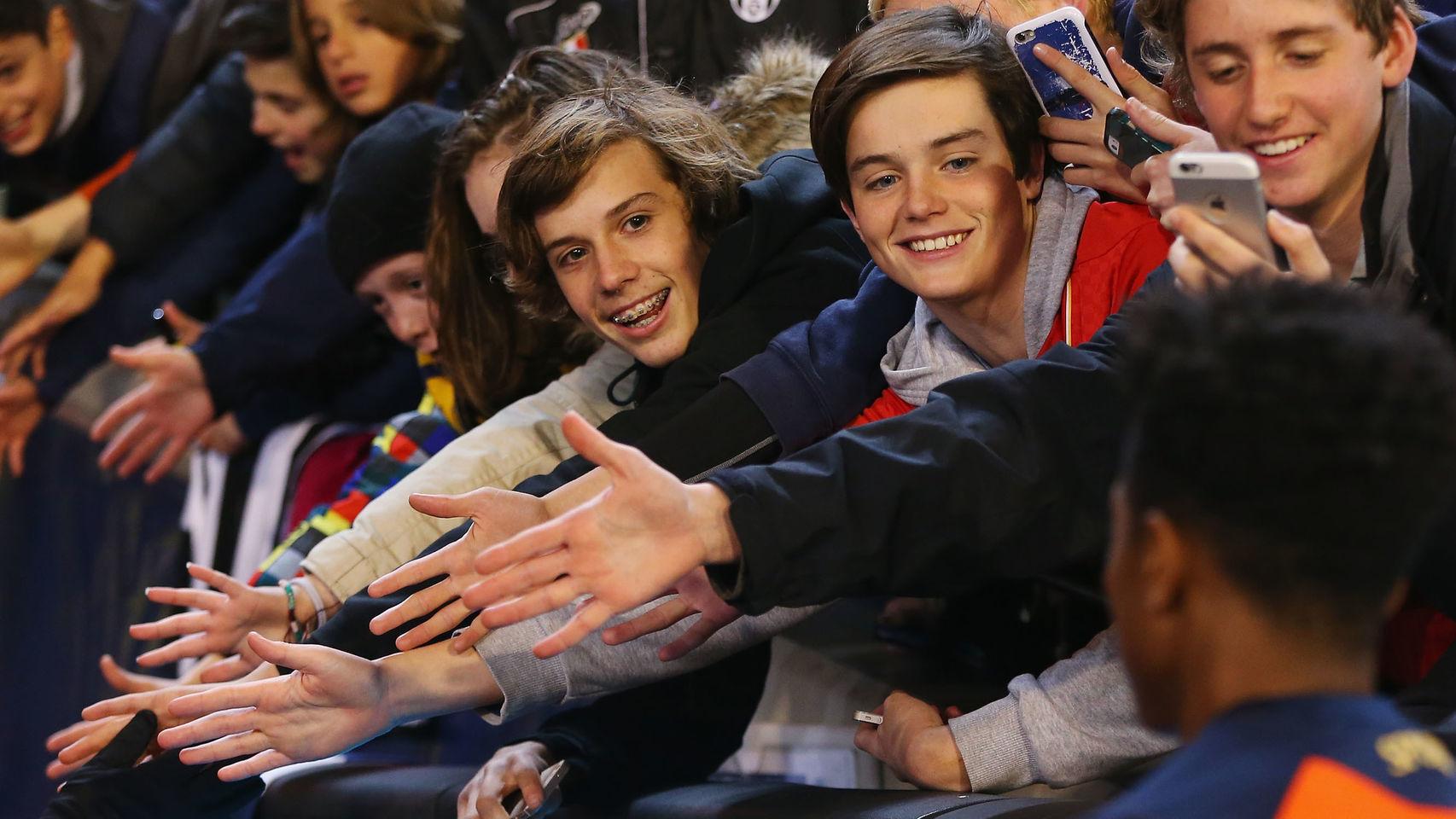 Los aficionados saludan desde la grada.