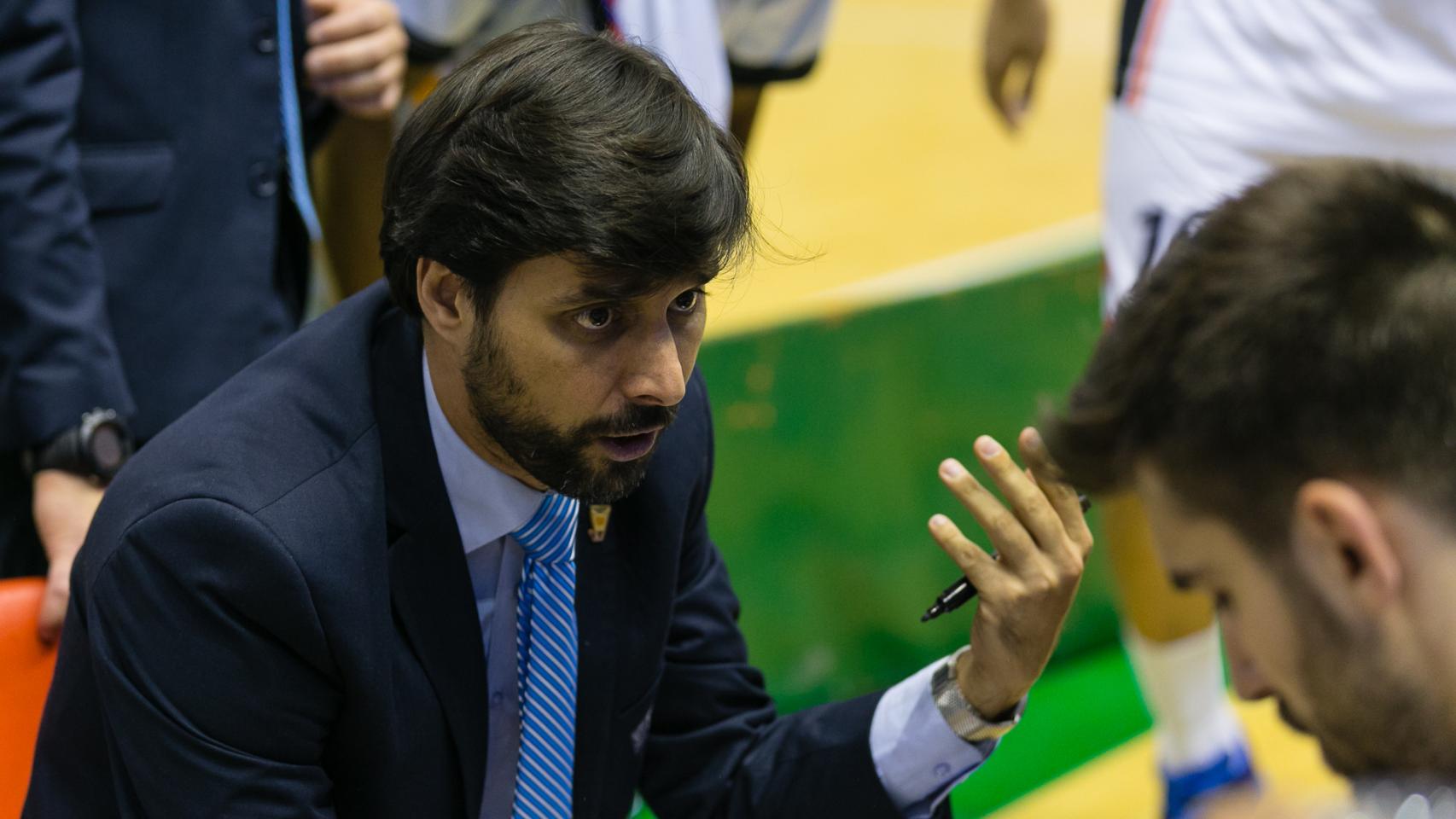 Alejandro Alcoba durante un tiempo muerto.