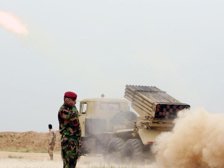 Soldados iraquíes atacan al EI a las afueras de Makhmour al sur de Mosul en marzo de 2016.