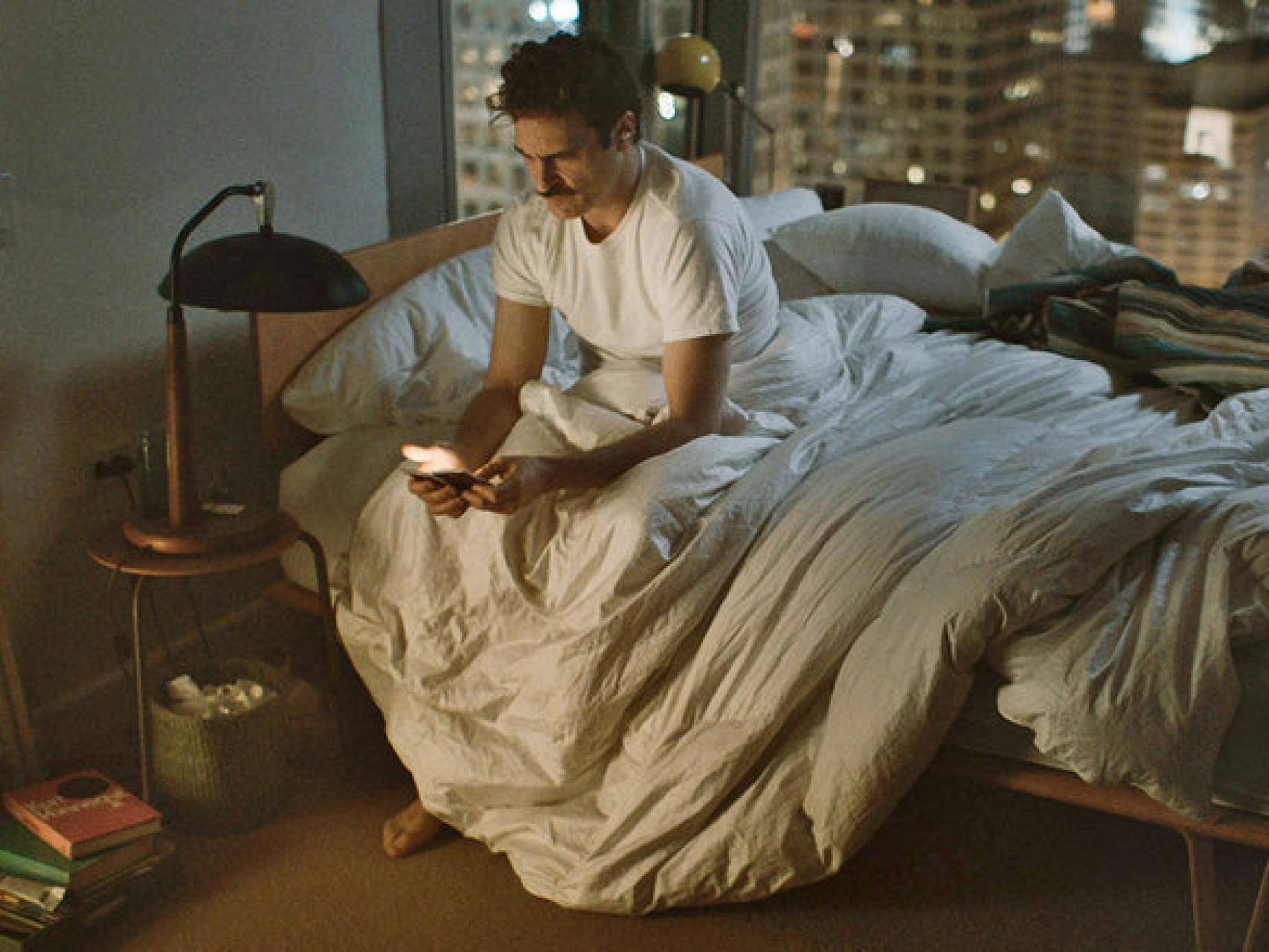 Fotograma de Her, el filme de Spike Jonze: un hombre a un dispositivo móvil pegado.