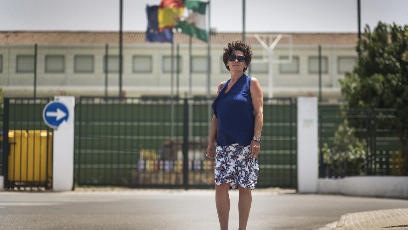 Joaquina, en la puerta del colegio en la que imparte Inglés desde hace 17 años.