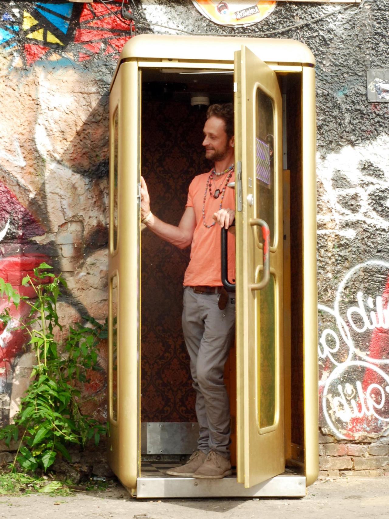 Benjamin Uphues disfruta de su invento.