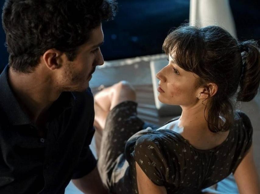 Los actores en una escena de 'La Embajada'.