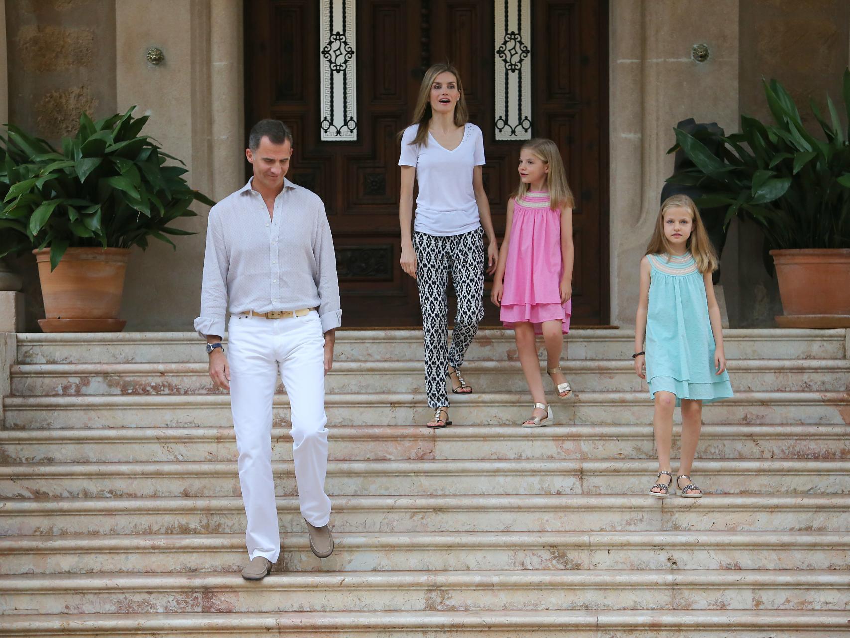 Los reyes y sus hijas a su llegada a Marivent el año pasado.