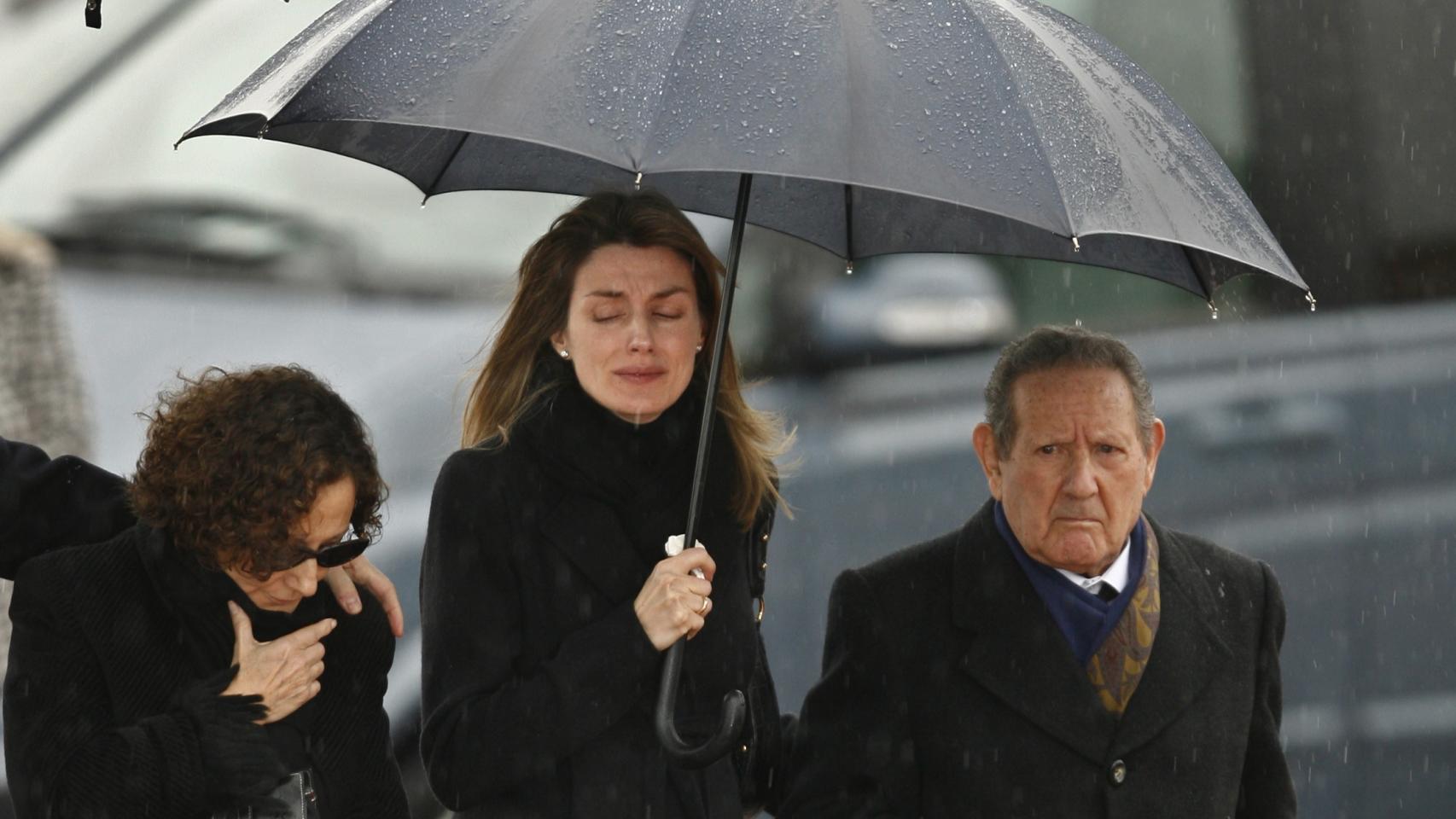Letizia Ortiz, junto a su madre y su abuelo materno.