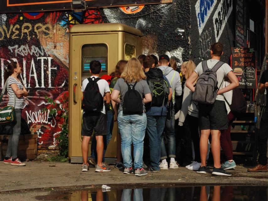 El público espera su turno para pasar un rato discotequero.