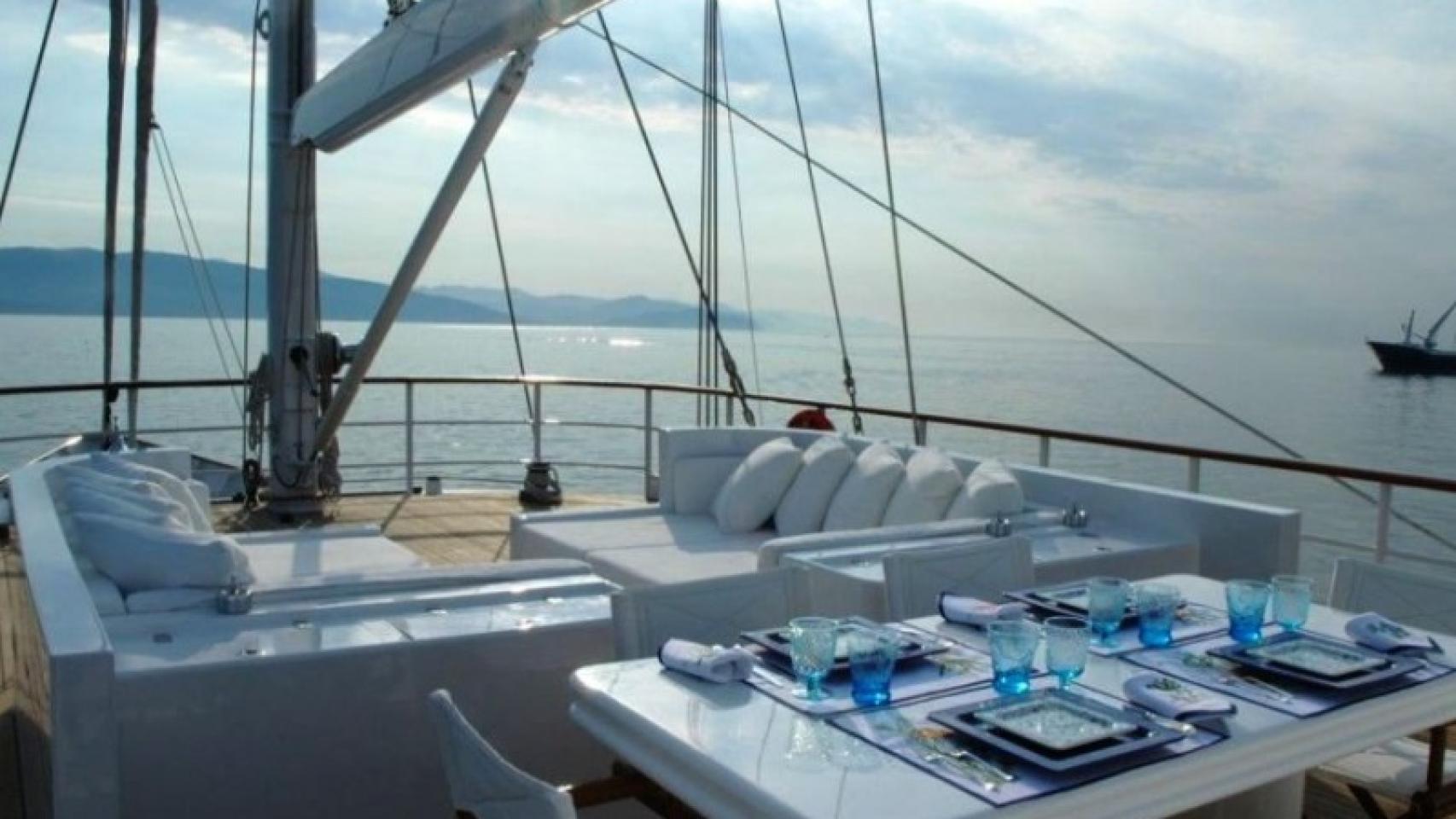 El yate tiene todos los detalles para disfrutar de una gran tarde en el mar.