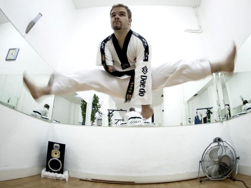 La discapacidad no ha impedido a Javier alcanzar el segundo dan del cinturón negro de taekwondo.