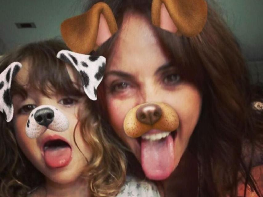 Melani Olivares junto a su hija pequeña.