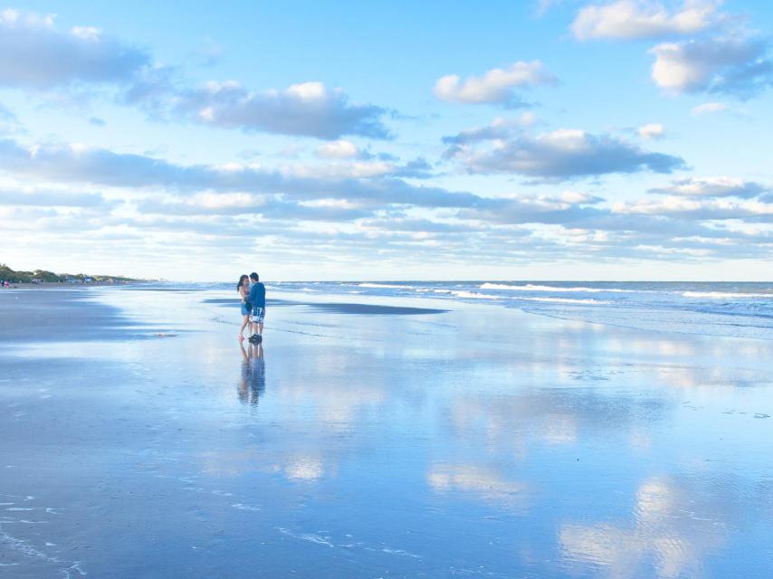 El buen tiempo y las vacaciones pueden favorecer que nos enamoremos más en verano.