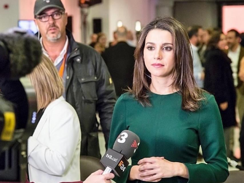 Arrimadas va a tomarse dos semanas de vacaciones para disfrutar de su estrenado matrimonio.