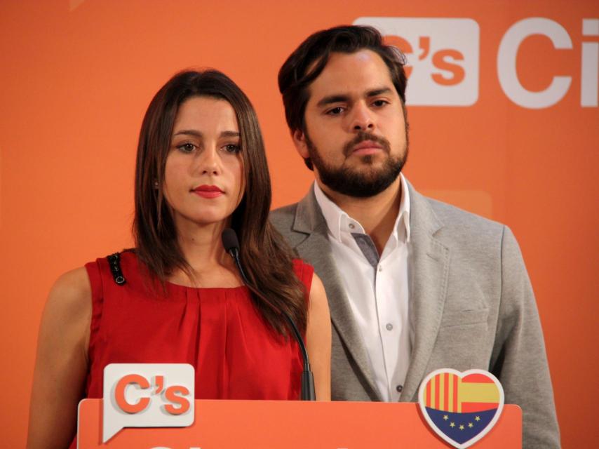 Inés asistió a la boda de su compañero de partido el año pasado.