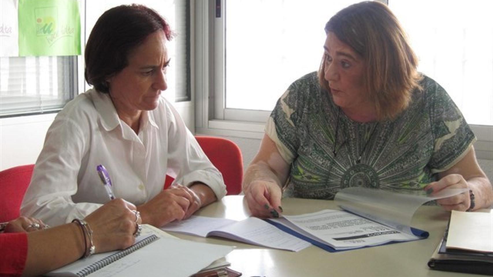 Ascensión López con la parlamentaria de IU en Almería Rosalía Martín.