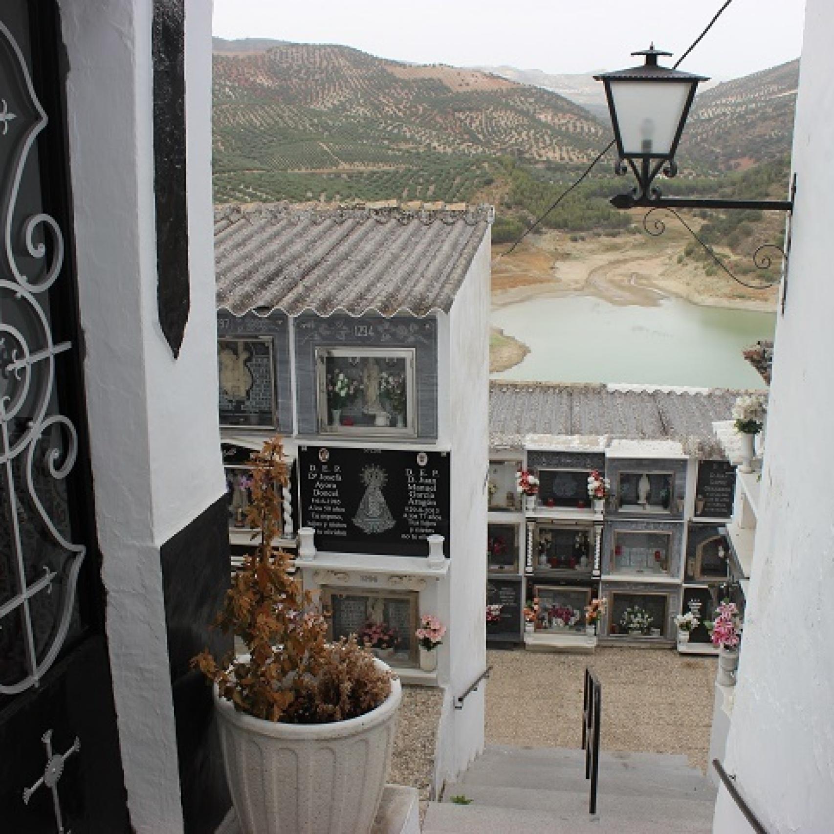 Desde el cementerio de Iznájar se divisa el pantano
