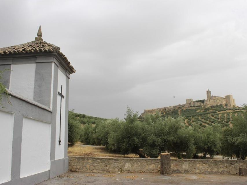 En primer plano, el cementerio de Alcalá. Al fondo, el Castillo de la Mota.