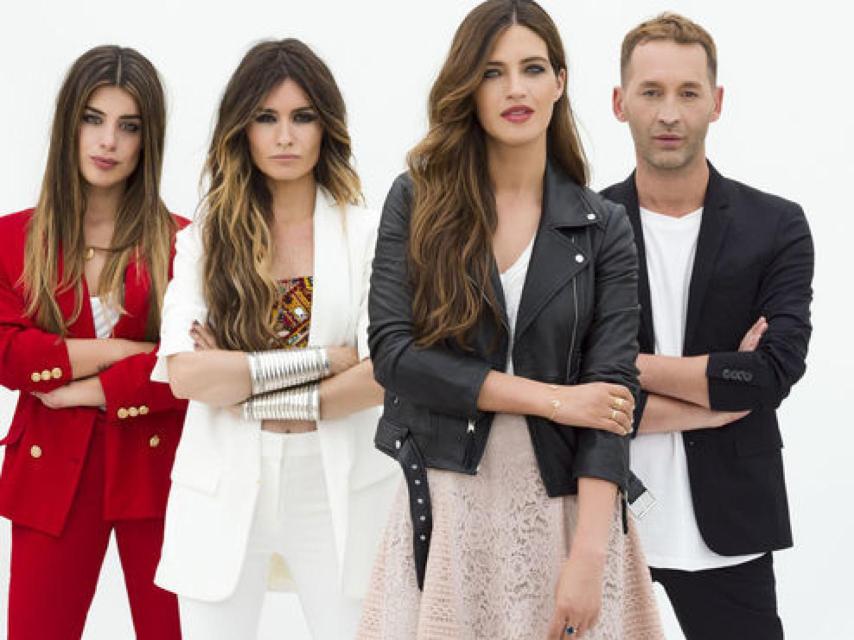 Sara Carbonero junto a los coaches del programa.